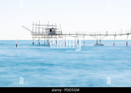 Machine de pêche traditionnelle dans les Abruzzes, Italie : le 'trabocco'. Il s'agit d'une construction en bois de structure composée d'une plate-forme située sur la mer. Banque D'Images