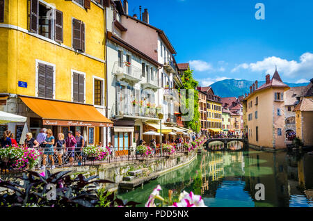 Le lac d'Annecy qui traverse la jolie ville des Alpes d'Annecy dans le sud-est de la France. Banque D'Images