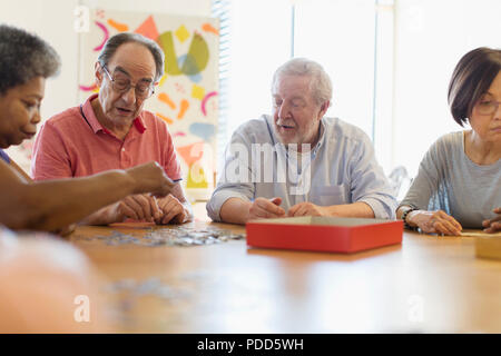 Les amis de jouer avec lui à la table dans un centre communautaire Banque D'Images