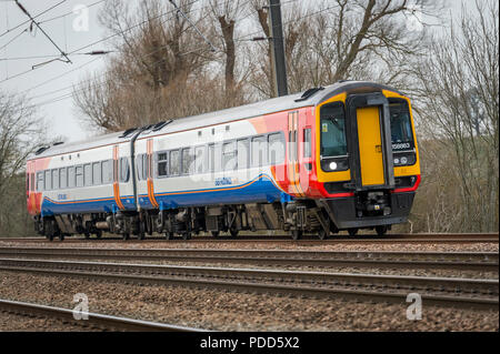 Dans la classe 158 East Midlands Trains livery qui voyagent à travers la campagne anglaise. Banque D'Images