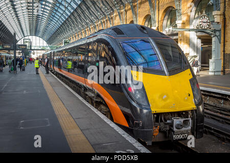 Classe 180 Adelante train à Grand Central Livery à la gare de Kings Cross, Londres. Banque D'Images