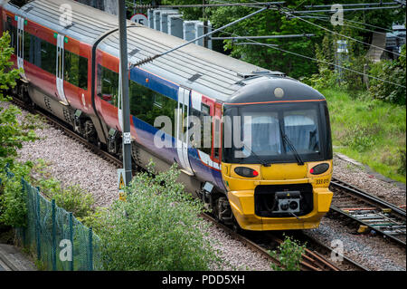 Le train de voyageurs 333 classe livrée dans le nord en direction de Ilkley dans West Yorkshire. Banque D'Images