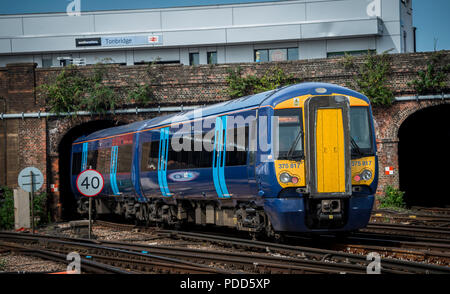 Le train de voyageurs 375 classe livrée dans le sud-est de la gare de Tonbridge passé en déplacement. Banque D'Images