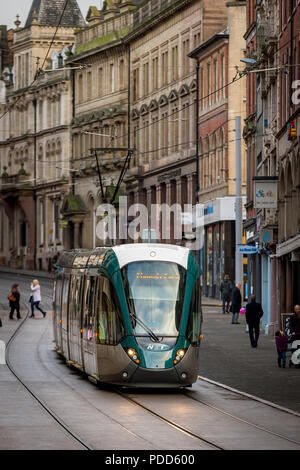 Nottingham Express Transit voyageant à travers le centre-ville de Nottingham, Angleterre. Banque D'Images