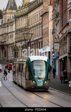 Nottingham Express Transit voyageant à travers le centre-ville de Nottingham, Angleterre. Banque D'Images