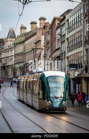 Nottingham Express Transit voyageant à travers le centre-ville de Nottingham, Angleterre. Banque D'Images