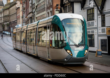 Nottingham Express Transit voyageant à travers le centre-ville de Nottingham, Angleterre. Banque D'Images