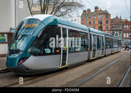 Nottingham Express Transit voyageant à travers le centre-ville de Nottingham, Angleterre. Banque D'Images