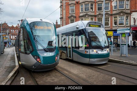 Nottingham Express Transit en attente à un arrêt de tramway dans le centre-ville de Nottingham, Angleterre. Banque D'Images