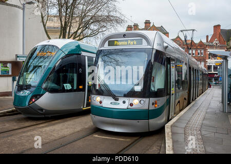 Nottingham Express Transit en attente à un arrêt de tramway dans le centre-ville de Nottingham, Angleterre. Banque D'Images