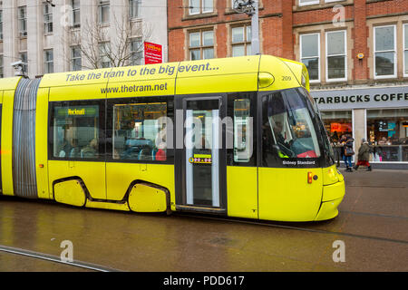 Tramway de Nottingham Express Transit voyageant à travers le centre-ville de Nottingham, Angleterre. Banque D'Images