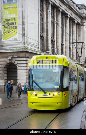 Tramway de Nottingham Express Transit voyageant à travers le centre-ville de Nottingham, Angleterre. Banque D'Images