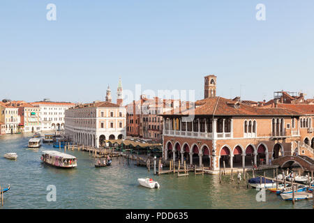 Portrait du marché du Rialto et Campo della Pescaria, San Polo, Grand Canal, Venice, Veneto, Italie au crépuscule. L'eau, bateau-bus vaporetto, bus, wat Banque D'Images