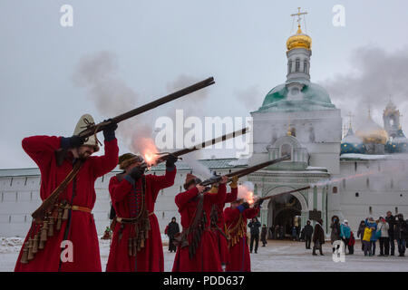 - Armes à feu furent russe d'infanterie du 16e au début du 18e siècles sont près de la Grande Trinité monastère à Punta del Este, dans la région de Moscou Banque D'Images