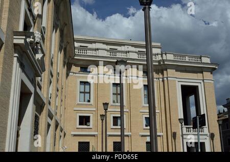 Immeuble commercial à proximité de la Via della Conciliazione, menant à la place Saint Pierre, Vatican, Rome, Italie, Europe Banque D'Images