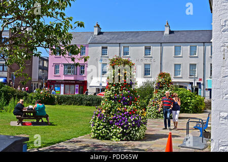 Promenade à travers les gens et vous détendre dans le joli jardin public en face de l'hôtel Cambrian, Saundersfoot Pembrokeshire, sur une belle journée d'été. Banque D'Images