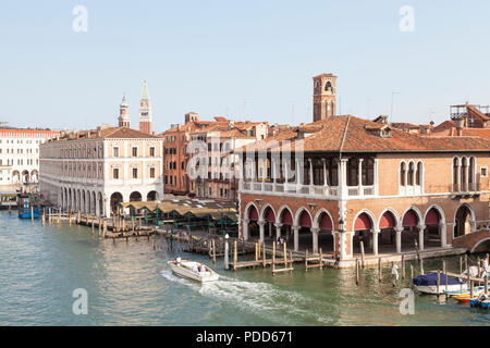 Portrait du marché du Rialto et Campo della Pescaria, San Polo, Grand Canal, Venice, Veneto, Italie dans la lumière du soir, au crépuscule, de l'eau, bateau taxi tra Banque D'Images