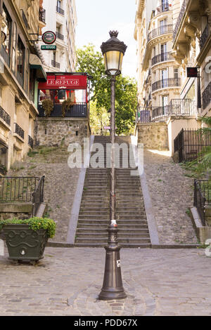 Paris Montmartre - rue des escaliers menant au refuge cafe sur la rue Lamarck à Montmartre, Paris, France, Europe. Banque D'Images