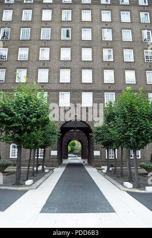 De l'extérieur, une cour swan 1930 art deco apartment block à Chelsea manor street, Chelsea, Londres, Angleterre Banque D'Images