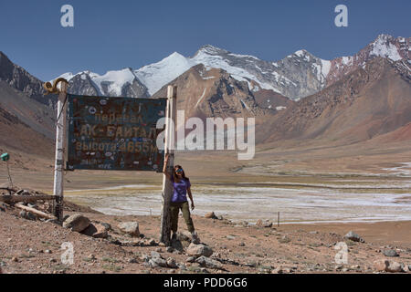 La Ak Baital passer le long de la belle route du Pamir, Tadjikistan, du Haut-Badakhchan Banque D'Images