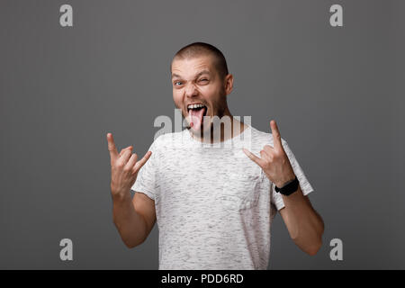 Le portrait du jeune homme barbu Banque D'Images