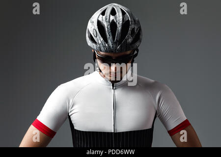 Portrait du cycliste portant le casque Banque D'Images