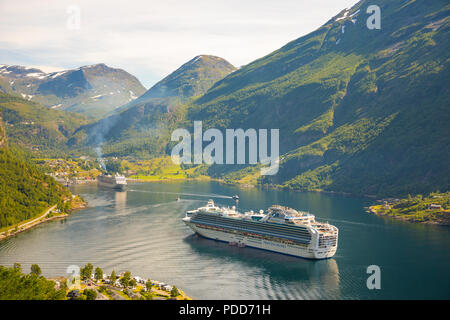 Geirangerfjord, Norvège - 26.06.2018 : bateau de croisière sur le fjord de Geiranger, Norvège en été Banque D'Images