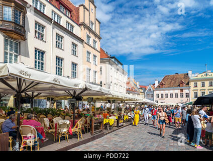 Cafe de Tallinn. Cafés, bars et restaurants sur la Raekoja plats (Place de l'Hôtel de Ville) dans la vieille ville historique (Vanalinn), Tallinn, Estonie Banque D'Images