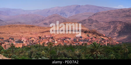 Dans le sud du Maroc. Le village est dans les contreforts de l'Atlas. Banque D'Images