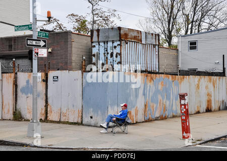 01-11-15, New York, USA. Marathon de New York. Un spectateur regarde le New York marathon comme ils passent sa rue. Photo : © Simon Grosset Banque D'Images