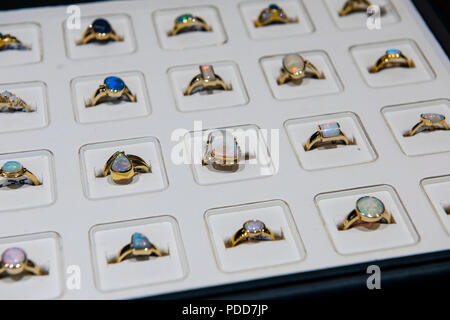 L'Australie, l'Australie du Sud, Coober Pedy. Accueil à l'un des plus riches domaines opale dans le monde. Détail de bijoux d'opale. Banque D'Images