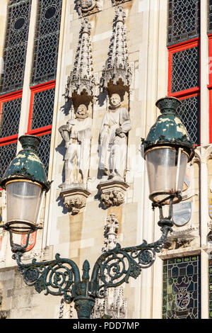 Détail du mur et des sculptures sur le bâtiment de style renaissance à Burg, Bruges que jusqu'au 18 siècle a été utilisé comme le palais de justice, Belgique Banque D'Images