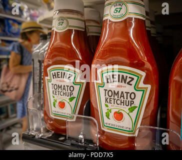 Bouteilles de ketchup Heinz Kraft sur une étagère de supermarché à New York le jeudi, Août 2, 2018. Heinz Kraft doit faire rapport des revenus du deuxième trimestre Le 3 août avant l'ouverture du marché. (Â© Richard B. Levine) Banque D'Images