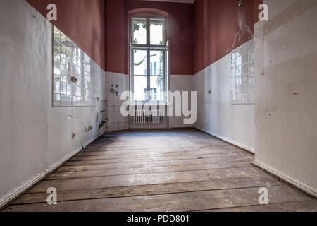 Cuisine vide salle dans bâtiment ancien , vide avant restauration Banque D'Images