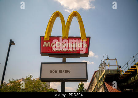 Les Arches d'or d'un restaurant McDonald's à Brooklyn à New York annonce pour les travailleurs le dimanche, Août 5, 2018. (© Richard B. Levine) Banque D'Images