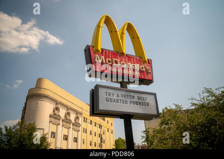 Les Arches d'or d'un restaurant McDonald's à Brooklyn à New York encourage leur quart de boeuf frais livres le dimanche, Août 5, 2018. (© Richard B. Levine) Banque D'Images