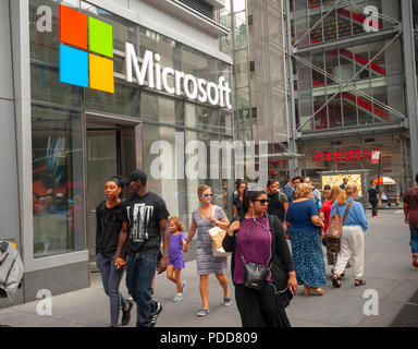 Passant en face de la Nouvelle York bureaux de la société Microsoft sur la 8e Avenue le Jeudi, Juillet 26, 2018. (© Richard B. Levine) Banque D'Images