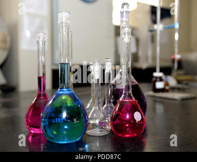 Verrerie de laboratoire contenant des liquides chimiques colorés, lab recherche et développement concept. Banque D'Images