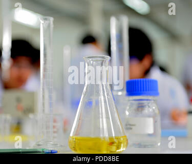 Verrerie de laboratoire contenant des liquides chimiques colorés, lab recherche et développement concept Banque D'Images