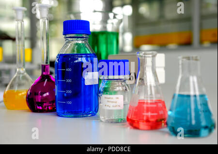 Verrerie de laboratoire contenant des liquides chimiques colorés, lab recherche et développement concept. Banque D'Images