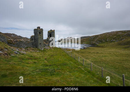 Château de Dunlough de West Cork qui un paysage extraordinaire sur l'arrière-plan. Banque D'Images