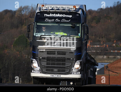 Camion Volvo tirant une remorque à plateau en acier avec cargo passe Firth Brown Steel Works à Sheffield Banque D'Images