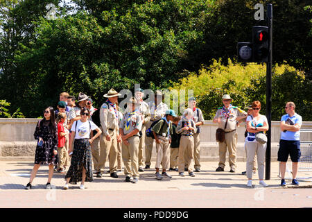 Visite d'un groupe de Boy Scouts attendre pour traverser la route l'Épi près de Buckingham Palace, Westminster, Londres, Angleterre. Banque D'Images