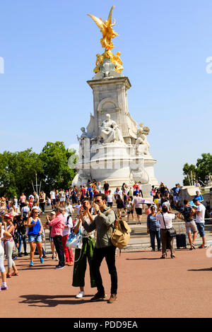 Foules touristiques autour de l'Édifice commémoratif Victoria en face de Buckingham Palace, Westminster, Londres, Angleterre Banque D'Images