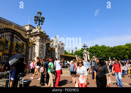 Des foules de touristes en dehors de Sa Majesté la Reine Elizabeth II résidence royale, le palais de Buckingham, City of Westminster, London, England Banque D'Images