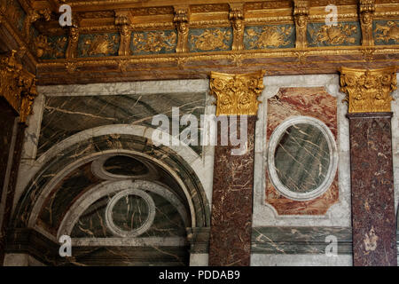 La pierre et l'arc d'or détails à l'intérieur du château de Versailles. Banque D'Images