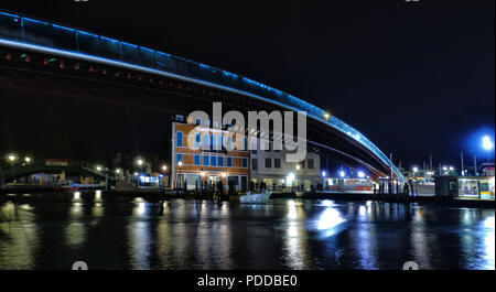 Le pont Calatrava de Venise dans la nuit sans que les gens Banque D'Images