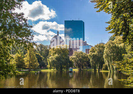 Une vue de la John Hancock Tower et le contrôle prudentiel bâtiment vu depuis le Jardin Public de Boston un jour d'été Banque D'Images