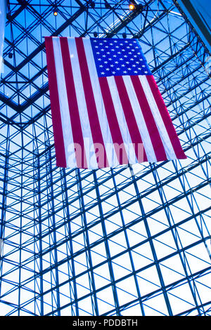 Le drapeau Américain suspendu dans la bibliothèque John F Kennedy Banque D'Images