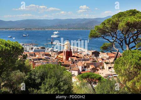 Vue aérienne de la vieille ville et du port de Saint Tropez, France Banque D'Images